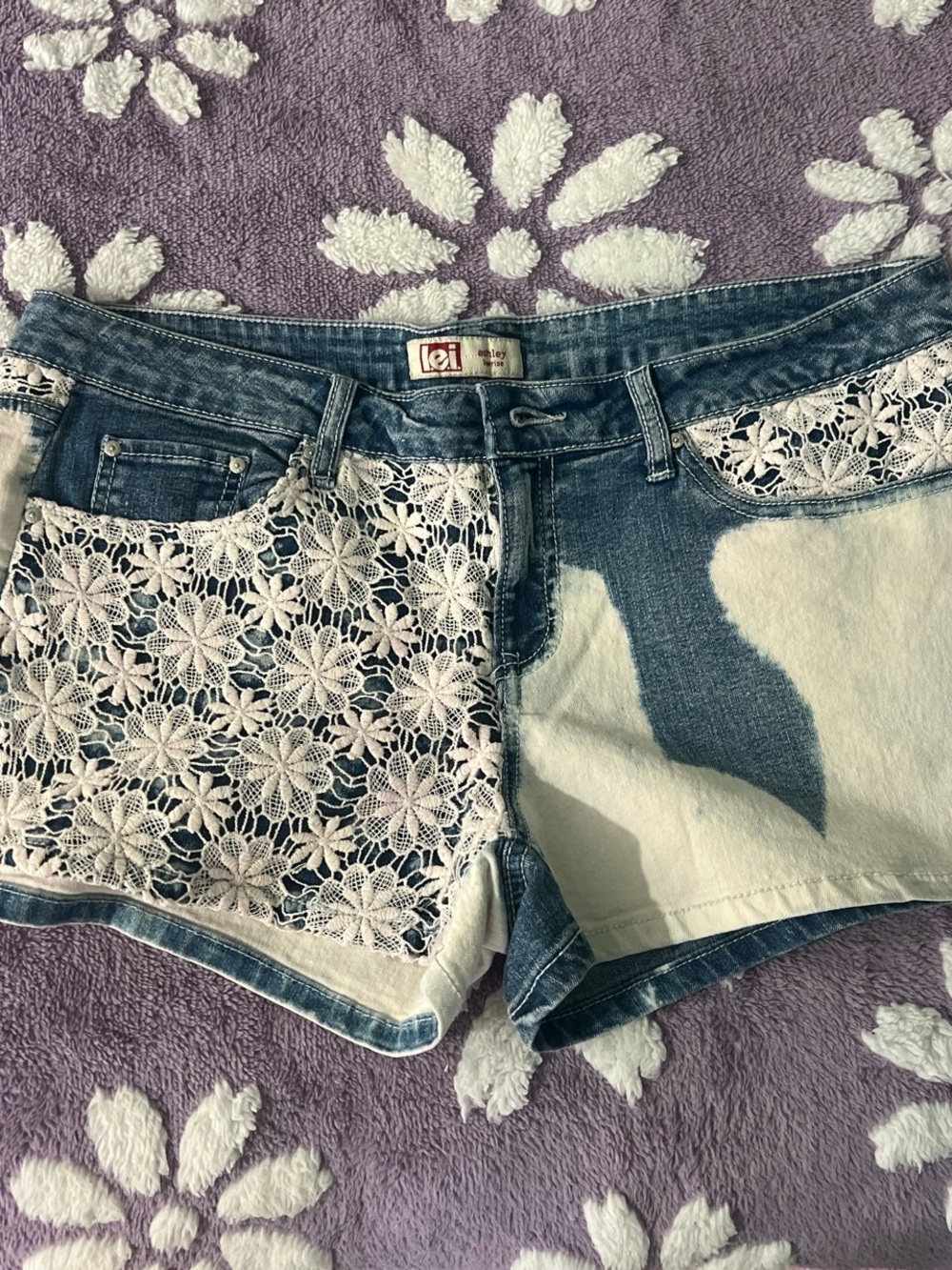 lei Floral Lace Patchwork Denim Shorts in Blue and White